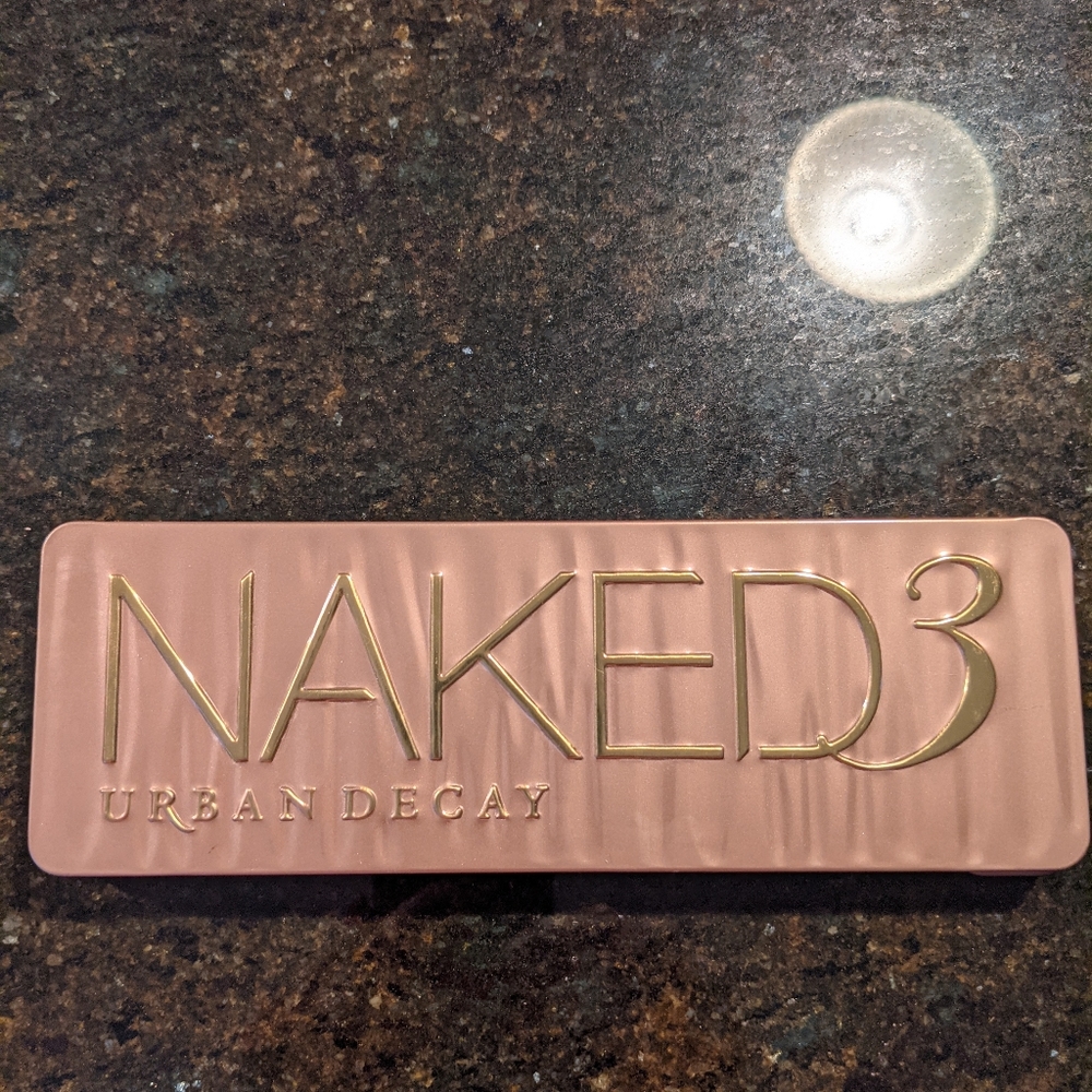 Naked 3 Eyeshadow Palate of 11